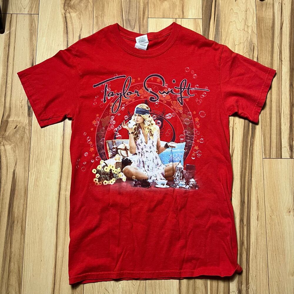 Taylor Swift 2008 Fearless Tour T-Shirt Size S Red Graphic Print Retro